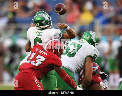 Boca Raton, Florida, Stati Uniti. 21 ottobre 2017. Il defensive end dei Florida Atlantic Owls Leighton McCarthy (13) colpisce il quarterback dei North Texas Mean Green Mason fine (6). Florida Atlantic University vs. University of North Texas. Stadio FAU. Boca Raton, Florida. 21/10/17. Personale fotografo Jim Rassol credito: Sun-Sentinel/ZUMA Wire/Alamy Live News Foto Stock