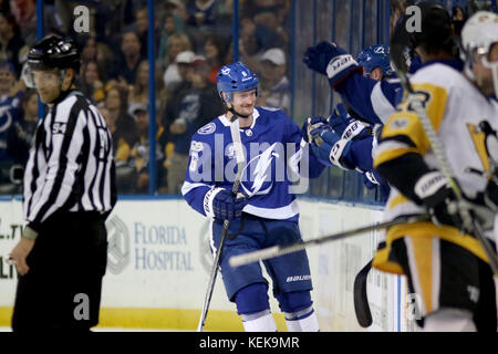 Tampa, Florida, Stati Uniti d'America. Xxi oct, 2017. DOUGLAS R. CLIFFORD | Orari.Tampa Bay Lightning defenceman Anton Stralman (6) celebra il suo obiettivo al banco durante il secondo periodo di SaturdayÃ¢â'¬â"¢s (10/21/17) gioco tra il Tampa Bay Lightning e i pinguini di Pittsburgh a Amalie Arena a Tampa. Credito: Douglas R. Clifford/Tampa Bay volte/ZUMA filo/Alamy Live News Foto Stock