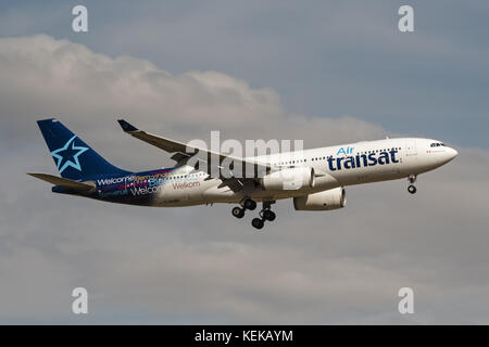 Calgary, Alberta, Canada. 8 ottobre 2017. Un Airbus A330-200 (C-GUBD) Air Transat, aereo di linea a fusoliera larga in avvicinamento finale per l'atterraggio. Crediti: Bayne Stanley/ZUMA Wire/Alamy Live News Foto Stock