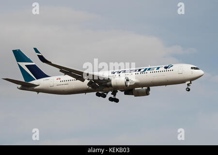 Calgary, Alberta, Canada. 8 Ott, 2017. Un westjet Airlines Boeing 767-300ER (c-fogj) wide-body jet aereo di linea in avvicinamento finale per l'atterraggio. Credito: bayne stanley/zuma filo/alamy live news Foto Stock