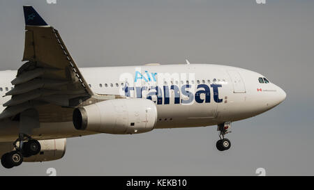 Calgary, Alberta, Canada. 8 ottobre 2017. Un Airbus A330-200 (C-GUBD) Air Transat, aereo di linea a fusoliera larga in avvicinamento finale per l'atterraggio. Crediti: Bayne Stanley/ZUMA Wire/Alamy Live News Foto Stock