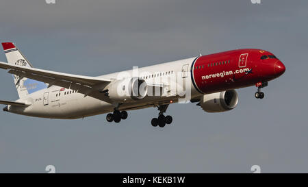 Calgary, Alberta, Canada. 8 ottobre 2017. Un Boeing 787-9 Dreamliner (LN-LNL) norvegese di Long Haul aviotrasportato in avvicinamento finale per l'atterraggio. L'aeroplano a corpo largo è dipinto in una suggestiva livrea rossa e bianca con un ritratto della leggenda dell'opera norvegese Kirsten Flagstad sulla coda. Norwegian Long Haul è una divisione della Norwegian Air Shuttle. Crediti: Bayne Stanley/ZUMA Wire/Alamy Live News Foto Stock