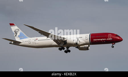 Calgary, Alberta, Canada. 8 ottobre 2017. Un Boeing 787-9 Dreamliner (LN-LNL) norvegese di Long Haul aviotrasportato in avvicinamento finale per l'atterraggio. L'aeroplano a corpo largo è dipinto in una suggestiva livrea rossa e bianca con un ritratto della leggenda dell'opera norvegese Kirsten Flagstad sulla coda. Norwegian Long Haul è una divisione della Norwegian Air Shuttle. Crediti: Bayne Stanley/ZUMA Wire/Alamy Live News Foto Stock