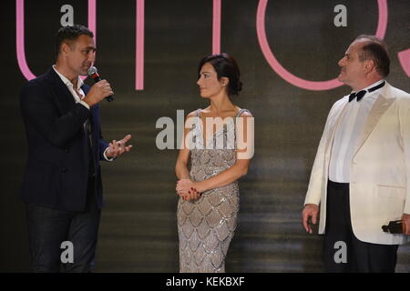 L'attore italiano Raoul Bova ha ricevuto dalla stilista alessandra rinaudo il più amato l uomo attore premio da donna italiana presso la mostra d'oltremare (Napoli) Foto Stock