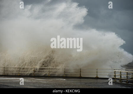 Aberystwyth Galles Regno Unito, domenica 22 ottobre 2017 Regno Unito Meteo: Dopo due giorni di venti, la fine della tempesta Brian sta ancora sbattendo il lungomare e la passeggiata di Aberystwyth sulla costa della baia di Cardigan nel galles occidentale. Foto © Keith Morris / Alamy Live News Foto Stock