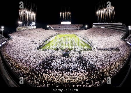 University Park, Pennsylvania, USA. Xxi oct, 2017. Ottobre 21, 2017: Fuochi d'artificio durante un bianco prima del NCAA Football gioco tra il Michigan Ghiottoni e Penn State Nittany Lions a Beaver Stadium nel Parco di Università, Pennsylvania. Credito: Scott Taetsch/ZUMA filo/Alamy Live News Foto Stock