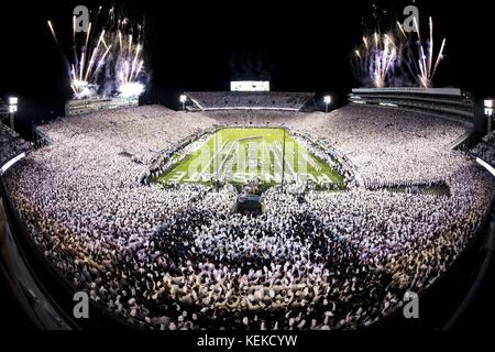 University Park, Pennsylvania, USA. Xxi oct, 2017. Ottobre 21, 2017: Fuochi d'artificio durante un bianco prima del NCAA Football gioco tra il Michigan Ghiottoni e Penn State Nittany Lions a Beaver Stadium nel Parco di Università, Pennsylvania. Credito: Scott Taetsch/ZUMA filo/Alamy Live News Foto Stock