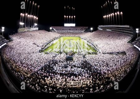 University Park, Pennsylvania, USA. Xxi oct, 2017. Ottobre 21, 2017: Fuochi d'artificio durante un bianco prima del NCAA Football gioco tra il Michigan Ghiottoni e Penn State Nittany Lions a Beaver Stadium nel Parco di Università, Pennsylvania. Credito: Scott Taetsch/ZUMA filo/Alamy Live News Foto Stock