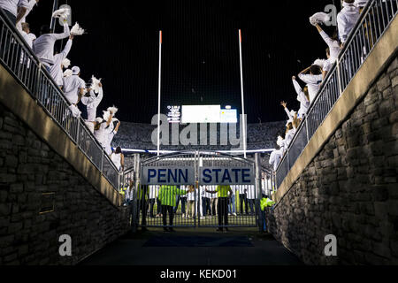 University Park, Pennsylvania, USA. Xxi oct, 2017. Ottobre 21, 2017: una vista dei giocatori tunnel durante il NCAA Football gioco tra il Michigan Ghiottoni e Penn State Nittany Lions a Beaver Stadium nel Parco di Università, Pennsylvania. Credito: Scott Taetsch/ZUMA filo/Alamy Live News Foto Stock