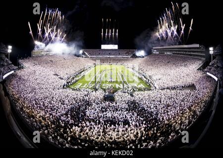 University Park, Pennsylvania, USA. Xxi oct, 2017. Ottobre 21, 2017: Fuochi d'artificio durante un bianco prima del NCAA Football gioco tra il Michigan Ghiottoni e Penn State Nittany Lions a Beaver Stadium nel Parco di Università, Pennsylvania. Credito: Scott Taetsch/ZUMA filo/Alamy Live News Foto Stock