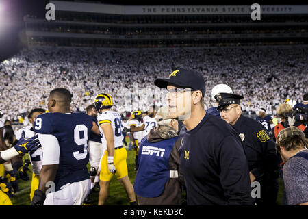 University Park, Pennsylvania, USA. Xxi oct, 2017. Ottobre 21, 2017: Michigan ghiottoni head coach Jim Harbaugh dopo il NCAA Football gioco tra il Michigan Ghiottoni e Penn State Nittany Lions a Beaver Stadium nel Parco di Università, Pennsylvania. Credito: Scott Taetsch/ZUMA filo/Alamy Live News Foto Stock