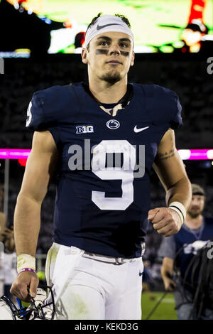 University Park, Pennsylvania, USA. Xxi oct, 2017. Ottobre 21, 2017: Penn State Nittany Lions quarterback McSorley traccia (9) dopo la NCAA Football gioco tra il Michigan Ghiottoni e Penn State Nittany Lions a Beaver Stadium nel Parco di Università, Pennsylvania. Credito: Scott Taetsch/ZUMA filo/Alamy Live News Foto Stock