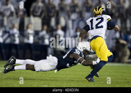 University Park, Pennsylvania, USA. Xxi oct, 2017. Ottobre 21, 2017: Penn State Nittany Lions cornerback Lamont Wade (38) definisce nel tentativo di affrontare il Michigan ghiottoni running back Chris Evans (12) durante il NCAA Football gioco tra il Michigan Ghiottoni e Penn State Nittany Lions a Beaver Stadium nel Parco di Università, Pennsylvania. Credito: Scott Taetsch/ZUMA filo/Alamy Live News Foto Stock