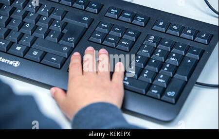 Schwerin, Germania. 5 ottobre 2017. Bambini della scuola elementare di quarta elementare che lavorano nei computer della scuola elementare Muesser Berg di Schwerin, Germania, 5 ottobre 2017. Crediti: Jens Büttner/dpa-Zentralbild/ZB/dpa/Alamy Live News Foto Stock