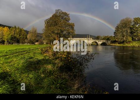 Aberfeldy, Scotland, Regno Unito. 22 ottobre, 2017. un arcobaleno archi sopra la parte superiore del tay bridge in Aberfeldy. Inaugurato nel 1735 dal generale Wade e progettato da William adam, il ponte che ancora porta il traffico stradale dalle highlands int aberfeldy. Credito: ricca di Dyson/alamy live news Foto Stock