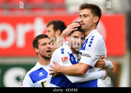 Kaiserslautern, Germania. 22 ottobre 2017. Il marcatore di Duisburg Dustin Bomheuer (r) celebra il 1-0 con il compagno di squadra Moritz Stoppelkamp durante la partita di calcio tedesca di 2a divisione della Bundesliga tra 1. FC Kaiserslautern e MSV Duisburg all'arena Fritz Walter, a Kaiserslautern, Germania, 22 ottobre 2017. (CONDIZIONI DI EMBARGO - ATTENZIONE: A causa delle linee guida per l'accreditamento, il DFL consente solo la pubblicazione e l'utilizzo di un massimo di 15 immagini per partita su Internet e sui media online durante la partita.) Credito: Uwe Anspach/dpa/Alamy Live News Foto Stock