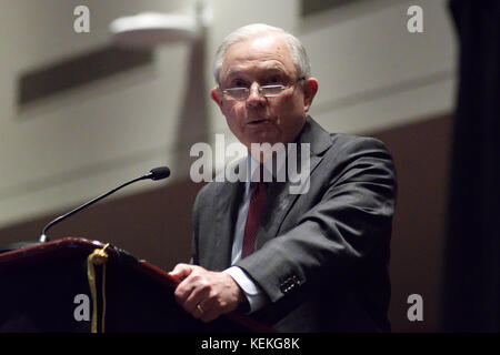 Philadelphia, Stati Uniti. Xxi oct, 2017. Procuratore generale USA offre il suo commento sul progetto quartieri sicuri durante le principali città Chiefs Associazione Incontro d'autunno, presso il Pennsylvania Convention Center nel centro di Philadelphia, PA, il 21 ottobre 2017. Il Dipartimento di Giustizia ha annunciato le sessioni di tornare ad affrontare l'Associazione Internazionale dei capi della polizia convenzione, lunedì Credito: Bastiaan Slabbers/Alamy Live News Foto Stock