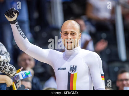 Berlino, Germania. 22nd Ott 2017. Maximilian Levy vince la gara di Keirin dei Campionati europei di ciclismo su pista al Velodromo di Berlino, 22 ottobre 2017. Credit: Jens Büttner/dpa-Zentralbild/dpa/Alamy Live News Foto Stock