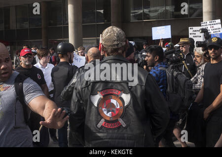 Toronto, Ontario, Canada. 22 ottobre 2017. Un piccolo numero di manifestanti protesta infastidisce il governo del primo ministro Justin Trudeau ed è stato contento da un gruppo più grande di fronte al municipio di Toronto, la violenza si rompe quando la polizia ha dovuto separare discussioni più feverose tra i due gruppi. Crediti: Joao De Franco/ZUMA Wire/Alamy Live News Foto Stock