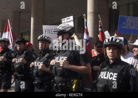 Toronto, Ontario, Canada. 22 ottobre 2017. Un piccolo numero di manifestanti protesta infastidisce il governo del primo ministro Justin Trudeau ed è stato contento da un gruppo più grande di fronte al municipio di Toronto, la violenza si rompe quando la polizia ha dovuto separare discussioni più feverose tra i due gruppi. Crediti: Joao De Franco/ZUMA Wire/Alamy Live News Foto Stock