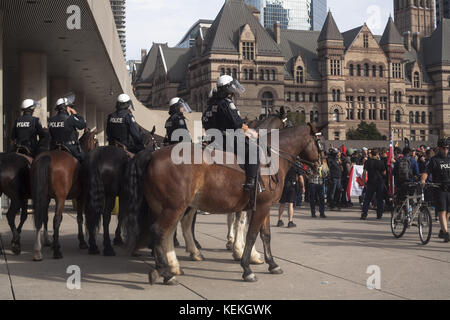 Toronto, Ontario, Canada. 22 ottobre 2017. Un piccolo numero di manifestanti protesta infastidisce il governo del primo ministro Justin Trudeau ed è stato contento da un gruppo più grande di fronte al municipio di Toronto, la violenza si rompe quando la polizia ha dovuto separare discussioni più feverose tra i due gruppi. Crediti: Joao De Franco/ZUMA Wire/Alamy Live News Foto Stock