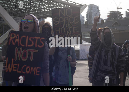 Toronto, Ontario, Canada. 22 ottobre 2017. Un piccolo numero di manifestanti protesta infastidisce il governo del primo ministro Justin Trudeau ed è stato contento da un gruppo più grande di fronte al municipio di Toronto, la violenza si rompe quando la polizia ha dovuto separare discussioni più feverose tra i due gruppi. Crediti: Joao De Franco/ZUMA Wire/Alamy Live News Foto Stock