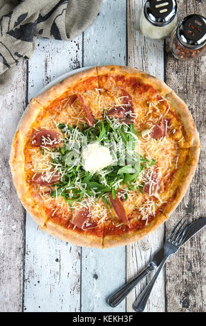 Pizza e rabboccato con prosciutto, rucola e formaggio Foto Stock