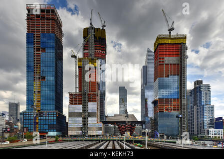 Vista della Hudson yards deposito dei treni e sviluppo edilizio visto dalla linea alta, un elevato verde parco urbano che corre lungo il vecchio tracciato ferroviario linee Foto Stock