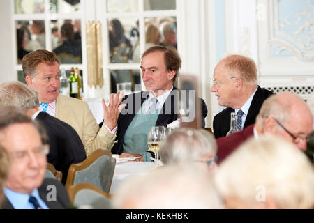 James Pembroke, Peregrine Pole-Carew & Robert Fox Oldie pranzo letterario 17-10-17, Giles Legno e Maria Killen sul diario di due niente Tom Fort su T Foto Stock