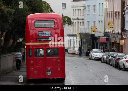 Windsor, Regno Unito. Il 21 ottobre, 2017. un vecchio autobus a due piani in Windsor high street. Foto Stock