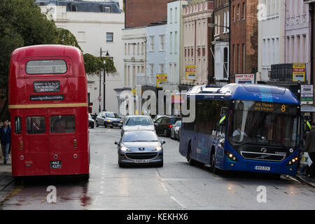 Windsor, Regno Unito. Il 21 ottobre, 2017. Un vecchio double-decker e un contemporaneo single-decker bus in Windsor high street. Foto Stock