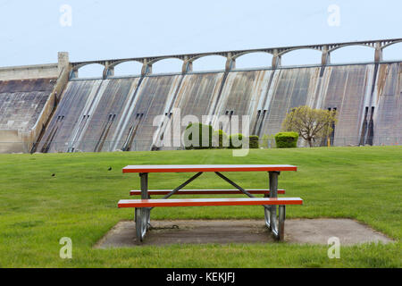 Tavolo da picnic al grand coulee dam, sponde del lago, stato di Washington orientale lungo il corridoio coulee Scenic Byway. Parte del grand coulee progetto lungo Foto Stock