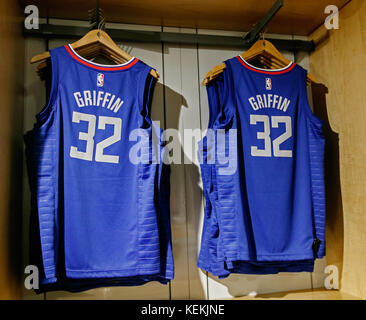 Replica Jersey di Blake Griffin dei Los Angeles Clippers in vendita nella NBA store in Manhattan. Foto Stock