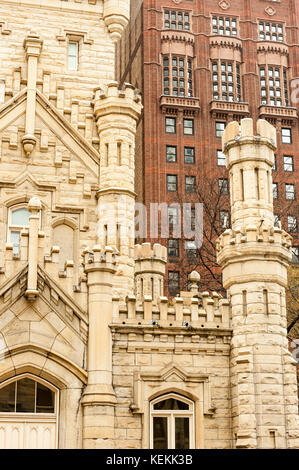 Historic Chicago Water Tower dettaglio di North Michigan Avenue, miglio magnifico quartiere dello shopping, Chicago, Illinois, Stati Uniti d'America. Foto Stock