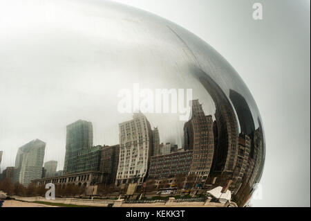 Edifici del centro di Chicago riflessi sul Cloud Gate, scultura di Anish Kapoor, The Bean, esposizione pubblica di opere d'arte al Millennium Park, Chicago, Illinois Foto Stock