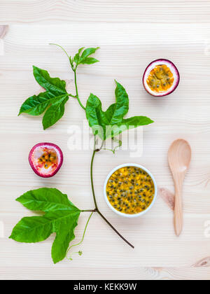 Freschi frutti della passione impostato su sfondo di legno. Foto Stock