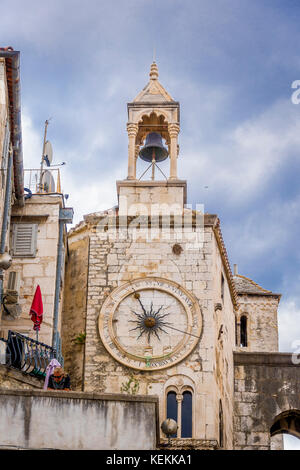 Orologio porta di ferro, torre di orologio con meridiana medievale in Piazza dei popoli Narodni trg, Città Vecchia, Spalato, Dalmazia, Croazia Foto Stock