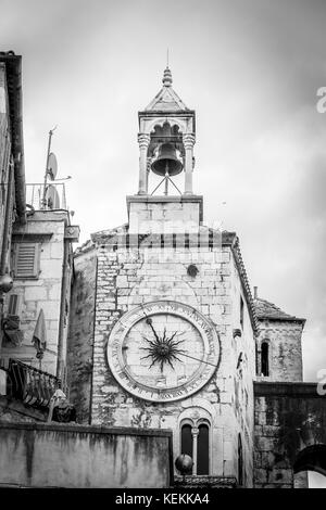 Orologio porta di ferro, torre di orologio con meridiana medievale in Piazza dei popoli Narodni trg, Città Vecchia, Spalato, Dalmazia, Croazia Foto Stock