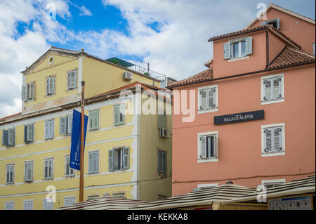 Edifici colorati all'interno del centro storico medievale di Spalato, Croazia Foto Stock