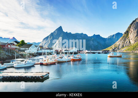 Il villaggio di Hamnøy vicino a Reine nelle Isole Lofoten in Norvegia. Foto Stock