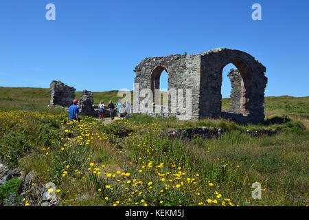 Le rovine di una chiesa di San Dwynwen sull isola di Llanddwyn, Anglesey, Galles Foto Stock