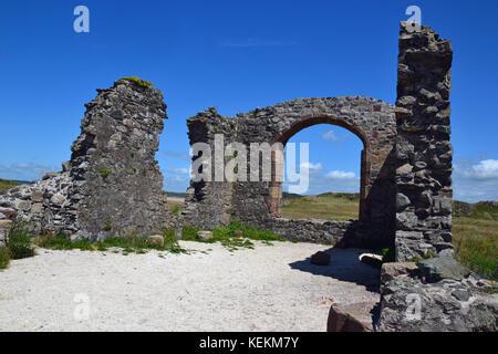 Le rovine di una chiesa di San Dwynwen sull isola di Llanddwyn, Anglesey, Galles Foto Stock