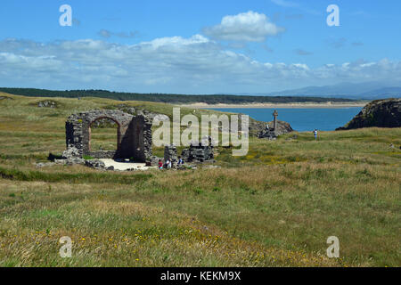 La Chiesa rovinata di St. Dwynwen sull'isola di Llanddwyn, Anglesey, Galles, Regno Unito Foto Stock