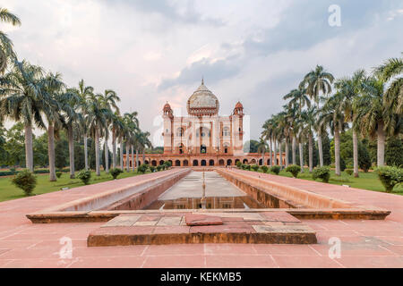 New Delhi, India, September 09.2015 Tourist camminare intorno alla tomba Safdargunj Foto Stock