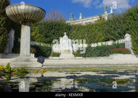 Wien, Volksgarten, Denkmal Kaiserin Sissi (Kaiserin Elisabeth von Österreich) - Vienna, monumento dell'Imperatrice Sissi (l'imperatrice Elisabetta d'Austria) Foto Stock