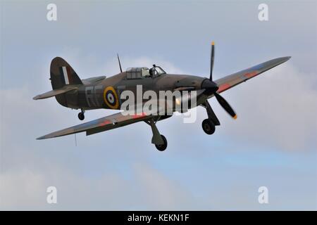 Hawker Hurricane guerra mondiale 2 fighter in atterraggio a Duxford airfield Foto Stock