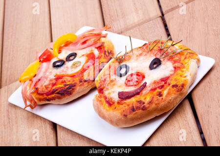 Forma della faccia la pizza Foto Stock