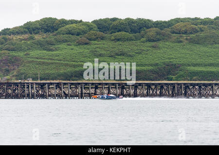 Corse Powerboat sulle calme acque di Milford haven Foto Stock