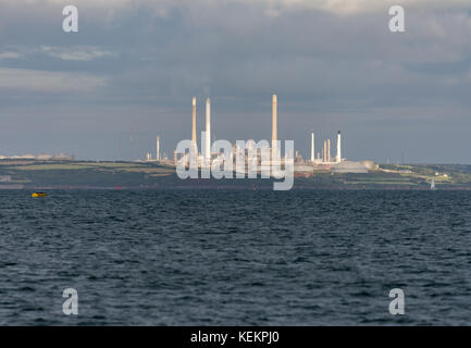 Pembrokeshire raffineria di petrolio su una serata estati visto da una barca ancorata a dale Foto Stock