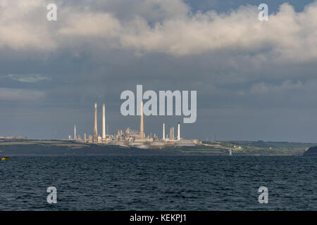 Pembrokeshire raffineria di petrolio su una serata estati visto da una barca ancorata a dale Foto Stock